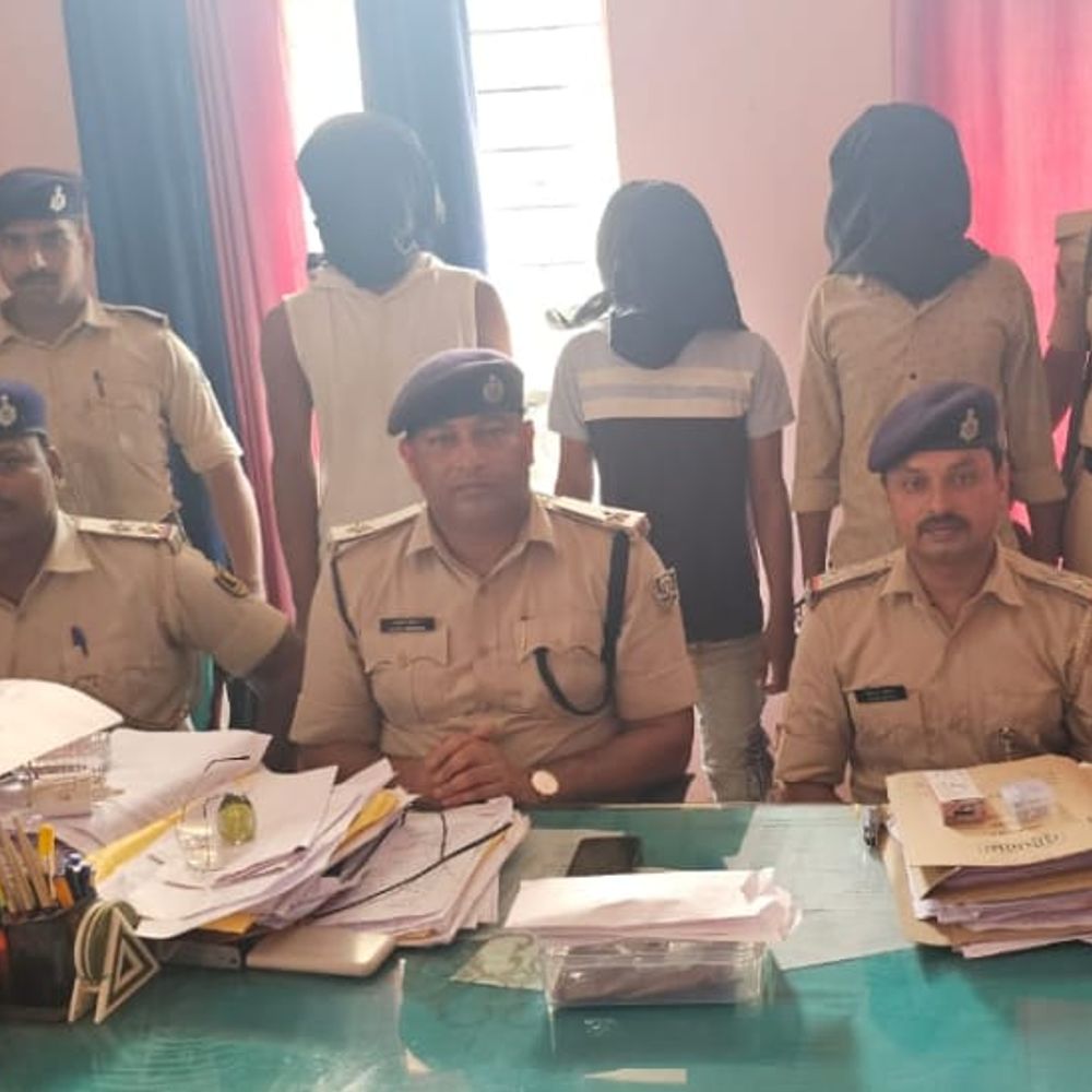 208 ग्राम स्मैक के साथ 3 धंधेबाज गिरफ्तार:बंगाल से खरीदते थे खेप; छोटी पुड़िया बनाकर पूर्णिया में बेचते थे