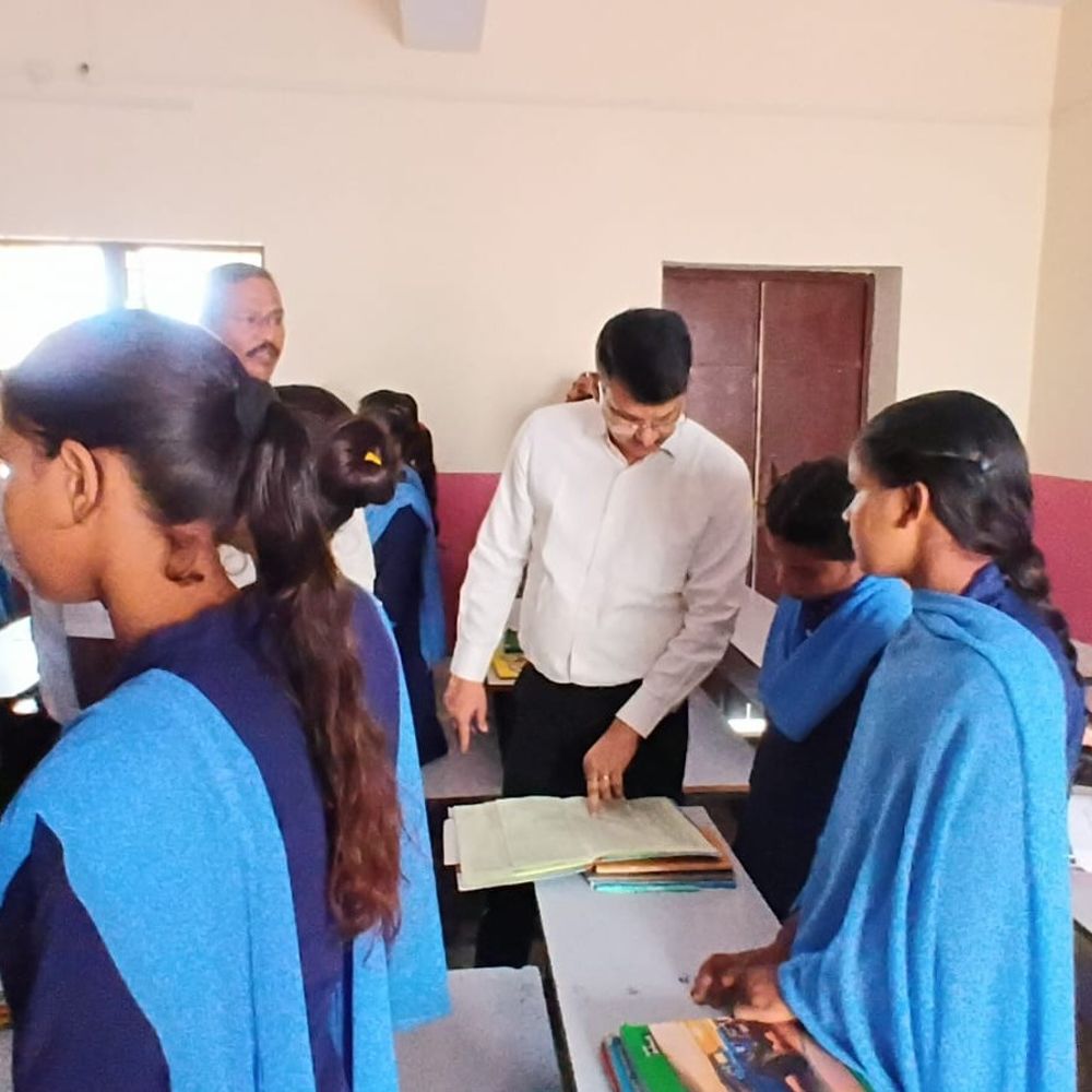 खगड़िया में DM ने प्राथमिक विद्यालयों का किया निरीक्षण:पूछे रसायन और गणित के प्रश्न, शिक्षकों को दी एक हफ्ते की मोहलत