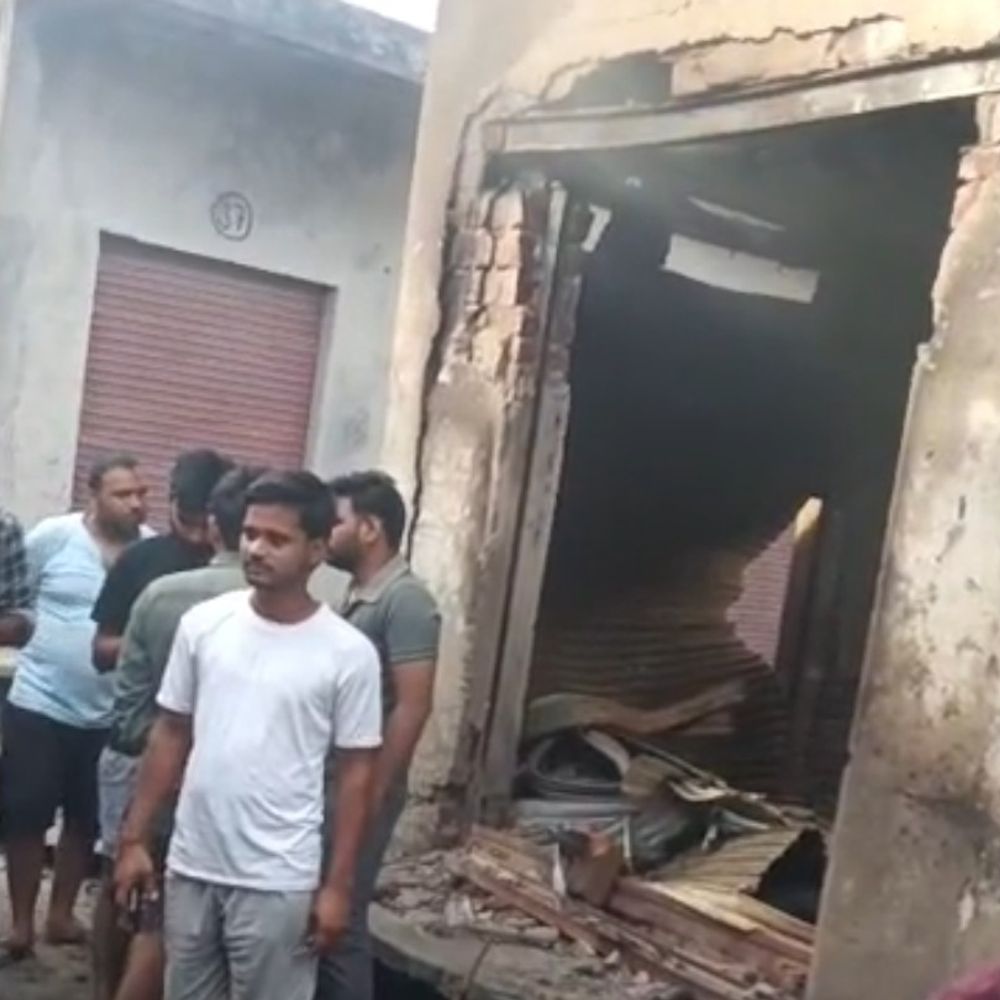 एटा में विस्फोटक से धमाका:6 दुकानें क्षतिग्रस्त, आसपास के मकानों में दरारें; लाखों का नुकसान