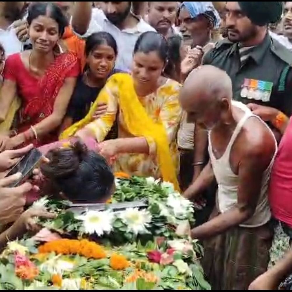 शहीद नीरज चौधरी का पैतृक गांव में हुआ अंतिम संस्कार:  हाथों में तिरंगा लिए अंतिम यात्रा में शामिल हुए लोग – Deoghar News