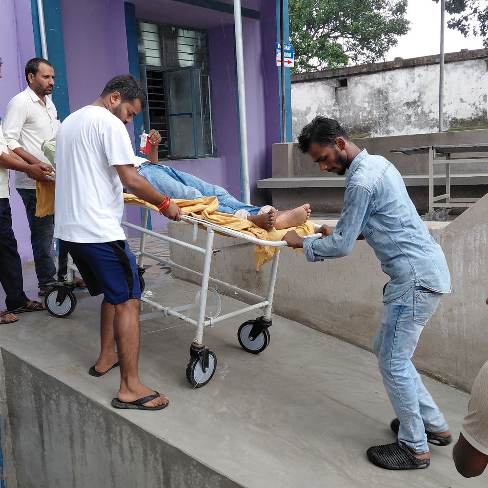 परबत्ता में बंदर के हमले से दो शिक्षक घायल:संतुलन बिगड़ने से मोटरसाइकिल से गिरे, एक की हालत गंभीर