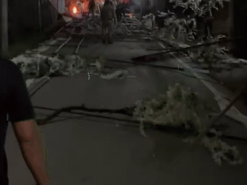 PM मोदी के मणिपुर दौरे से 2 दिन पहले हिंसा:उपद्रवियों ने पोस्टर-बैनर फाड़े, आग लगाई; 13 सितंबर को मोदी चुराचांदपुर-इंफाल जाएंगे