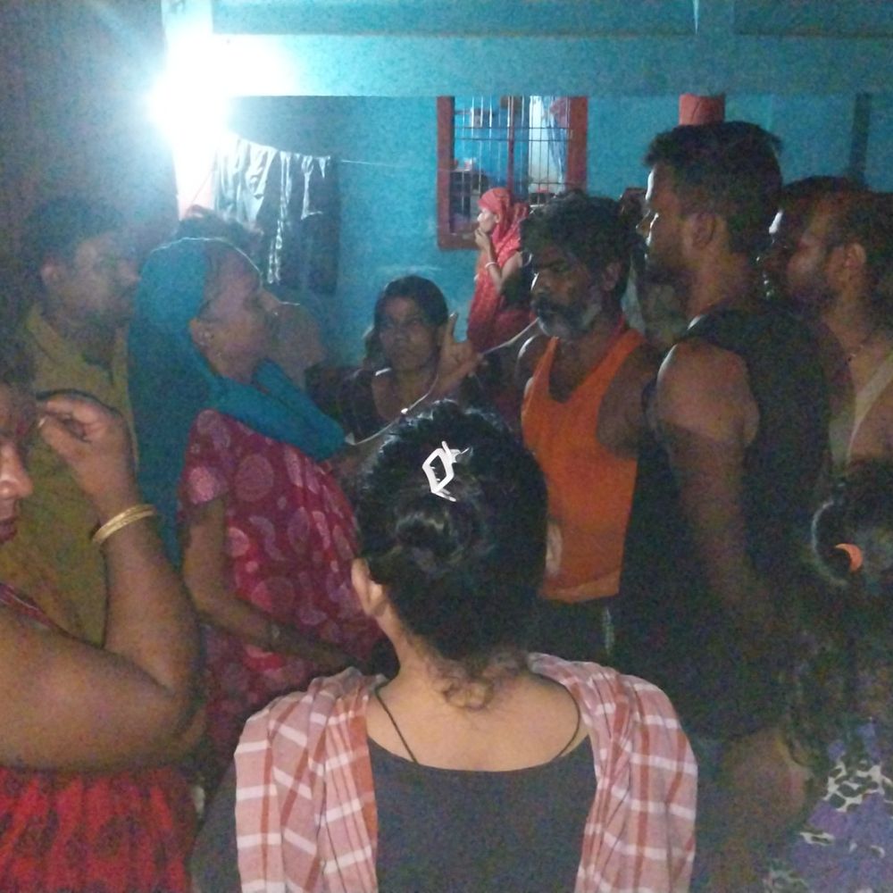 भूदान टोला में नशे का अड्डा बना सामुदायिक भवन:स्थानीय लोगों ने किया प्रदर्शन, नशेड़ियों को भगाया; पुलिस से कार्रवाई की मांग