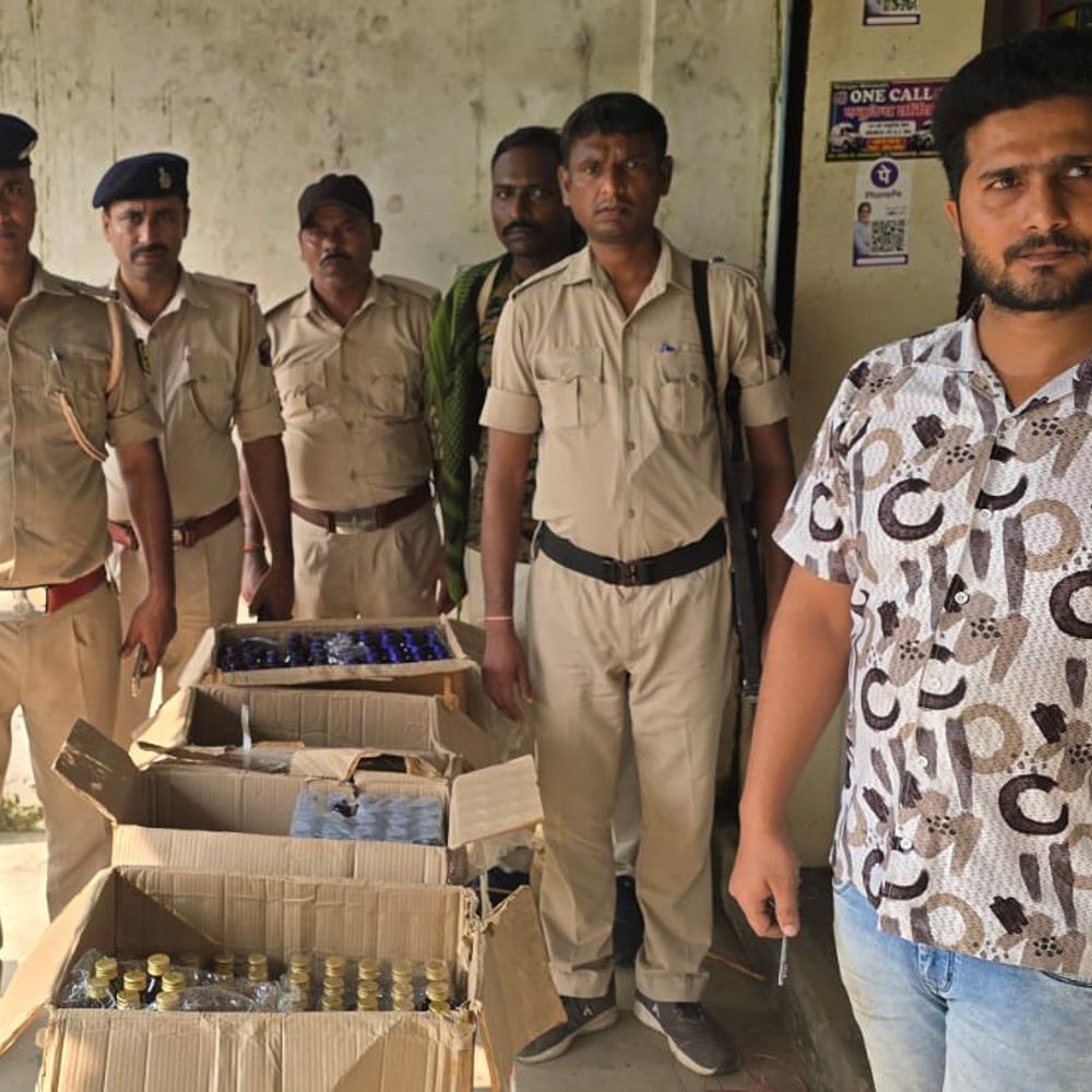 बथनाहा में नशीली दवाओं का भंडाफोड़:मेडिकल स्टोर के गोदाम से 343 कोडीन कफ सिरप बरामद, एक गिरफ्तार