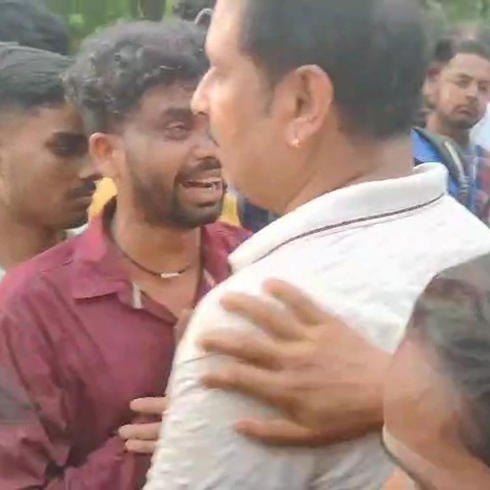 जमुई में ग्रामीणों और दुकानदार ने 3 चोरों को पकड़ा:जेवर दुकान से चोरी का मामला, 4 भागे; चोरी का लॉकेट मिला