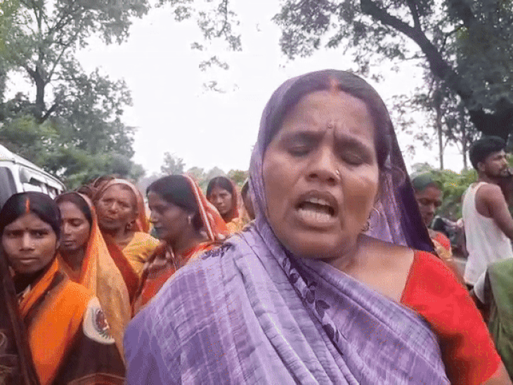 शेखपुरा में औद्योगिक क्षेत्र के लिए जमीन अधिग्रहण का विरोध:जमीन नापने पहुंची टीम को रोका, ग्रामीणों ने कहा - जमीन गई तो भूखे मरेंगे
