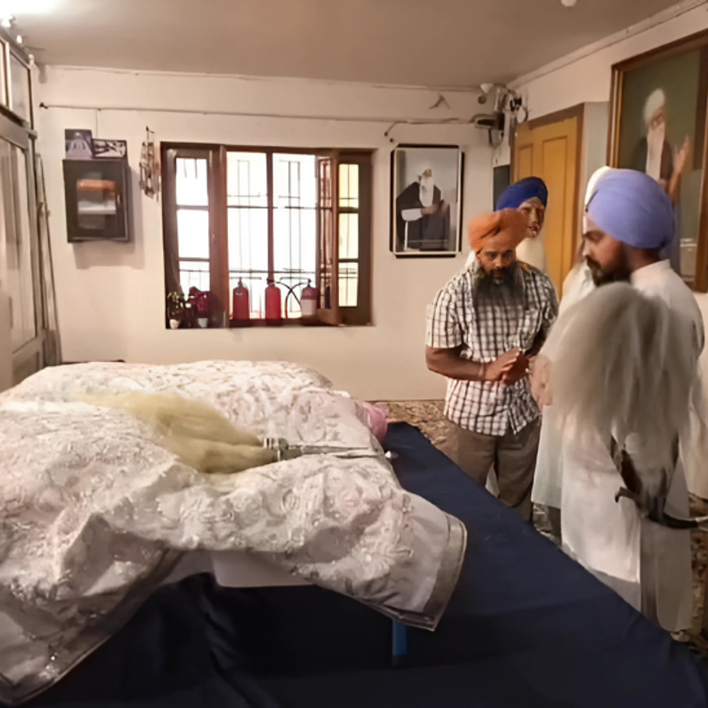 लुधियाना के गुरुद्वारा साहिब में एसी कंप्रेसर फटा:  श्री गुरु ग्रंथ साहिब के तीन स्वरूप आग की चपेट में आए, एक बचाया – Khanna News