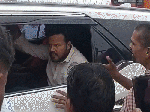 बेतिया में मनीष कश्यप के समर्थकों के साथ धक्का-मुक्की:पोस्टर-बैनर को लेकर भिड़े, मनीष बोले- यह तीन विधानसभा का कार्यक्रम