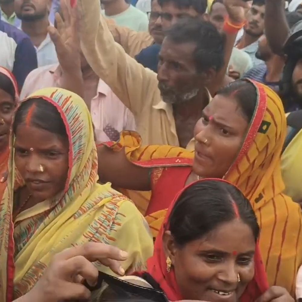 कैमूर में शराब माफिया के खिलाफ महिलाओं का विरोध:मतबरपुर में 100 से ज्यादा महिलाओं ने किया सड़क जाम, पुलिस ने कार्रवाई का दिया आश्वासन