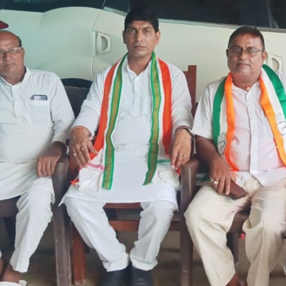 बेलदौर में कांग्रेस नेता की बैठक:ग्रामीणों की समस्याएं सुनीं, गोगरी एसडीओ की कार्यशैली पर उठाए सवाल