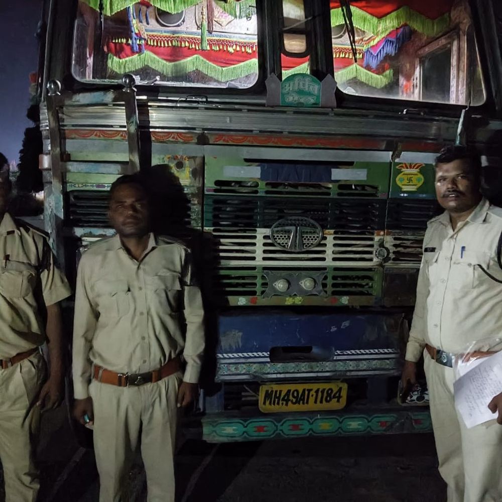सिवनी में मंडी शुल्क चोरी का मामला:सिवनी में 250 क्विंटल सोयाबीन से भरा ट्रक जब्त, 85 हजार रुपए का जुर्माना वसूला