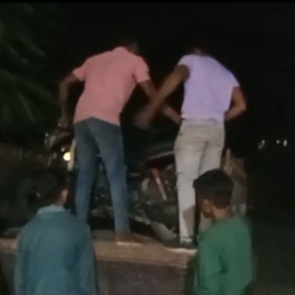 जैनाबाद में जुआ खेलते 6 लोग गिरफ्तार:17 बाइक और 1 लाख 20 हजार रुपए नकद जब्त; कई आरोपी फरार