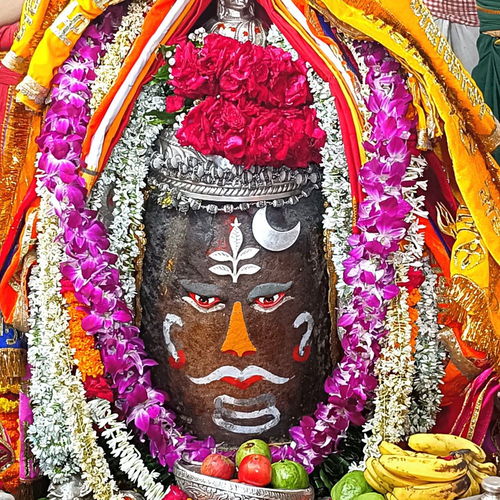 शुक्रवार भस्म आरती दर्शन:पंचामृत से अभिषेक के बाद राजा स्वरूप में हुआ बाबा महाकाल का श्रृंगार