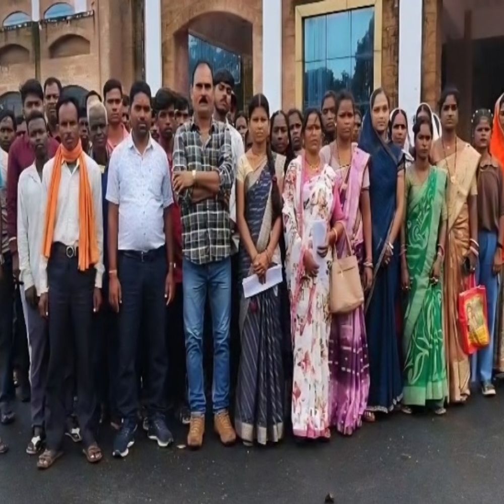 बलरामपुर में खराब सड़कों को लेकर ग्रामीण नाराज:भारी वाहनों से टूटी सड़क; कलेक्टर को सौंपा ज्ञापन, मरम्मत की मांग