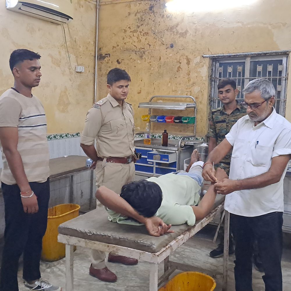 गोपालगंज में शराब तस्करों से पुलिस की मुठभेड़:एक तस्कर के पैर में लगी गोली, स्कॉर्पियो से शराब और हथियार बरामद