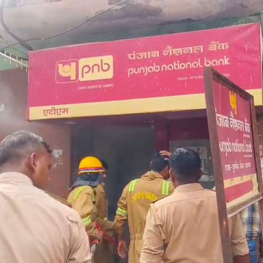 प्रतापगढ़ में PNB एटीएम में शॉर्ट सर्किट से आग:मशीन और उपकरण जले, फायर ब्रिगेड ने पाया आग पर काबू