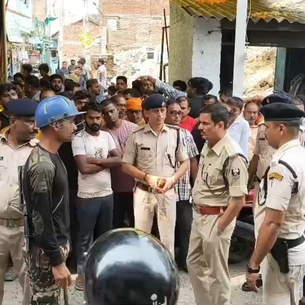 कैमूर में दुर्गा प्रतिमा खंडित करने का मामला:जयसवाल दुर्गा पूजा समिति की मूर्ति को नुकसान, सीसीटीवी फुटेज से जांच जारी