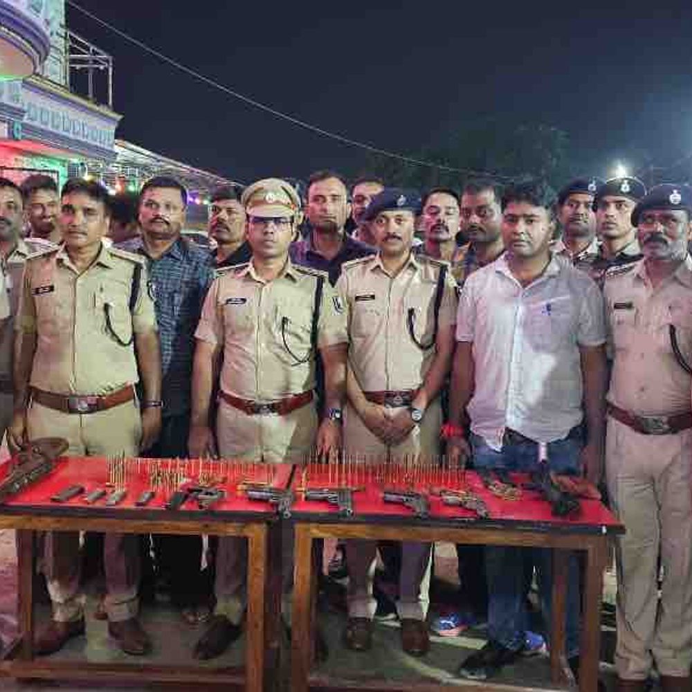 मुखिया पति के घर से हथियारों का जखीरा बरामद:मोतिहारी में कुख्यात अपराधी के ठिकानों पर छापेमारी, 7 लग्जरी गाड़ियां और हथियार जब्त