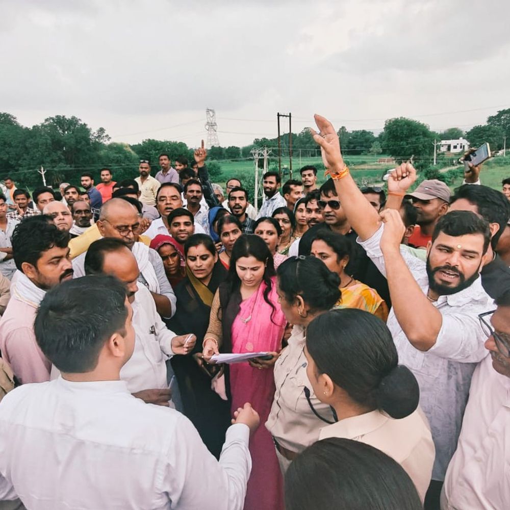 कृषि मंत्री के घेराव को लेकर पुलिस-कांग्रेसी भिड़े, VIDEO:सतना में रश्मि पटेल के नेतृत्व में कार्यकर्ताओं ने किया प्रदर्शन; शिवराज का कार्यक्रम बदला