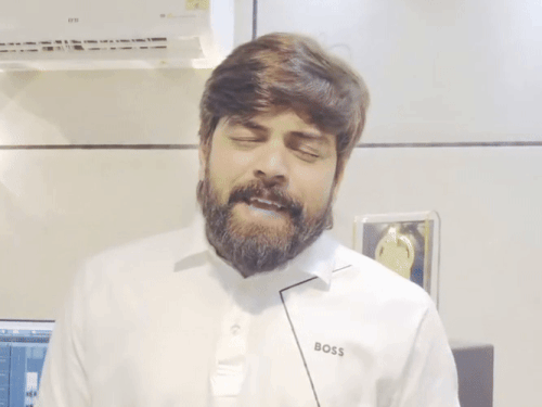 हरियाणवी सिंगर मासूम शर्मा की बॉलीवुड में एंट्री:करण जौहर की मूवी का टाइटल सॉन्ग पनवाड़ी गाया; भोजपुरी सिंगर खेसारी लाल भी साथ