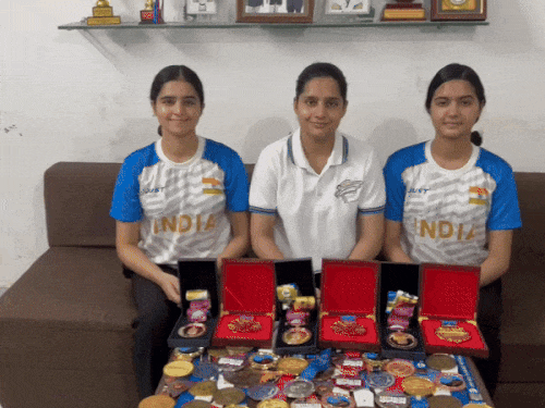 गुरुग्राम की 3 बहनें ताइक्वांडो में इंटरनेशनल मेडलिस्ट:एशिया-इंडिया रिकॉर्ड में नाम दर्ज, उद्योग मंत्री ने किया सम्मान, हरियाणा सरकार दे रही पूरा समर्थन