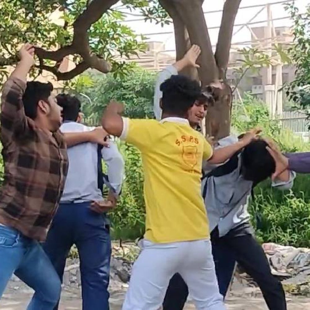 नोएडा में स्कूली छात्रों के दो गुटों में मारपीट:  एक स्टूडेंट बाइक के साथ घिसटता दिखा, पुलिस ने स्कूल प्रबंधन से किया संपर्क – Noida (Gautambudh Nagar) News