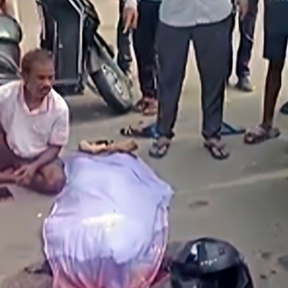 ​​​​​​​रांची में बस-स्कूटी में टक्कर, छात्रा की मौत:  मंदिर जाते वक्त हुआ हादसा, बस का पहिया छात्रा के सिर पर चढ़ा – Ranchi News