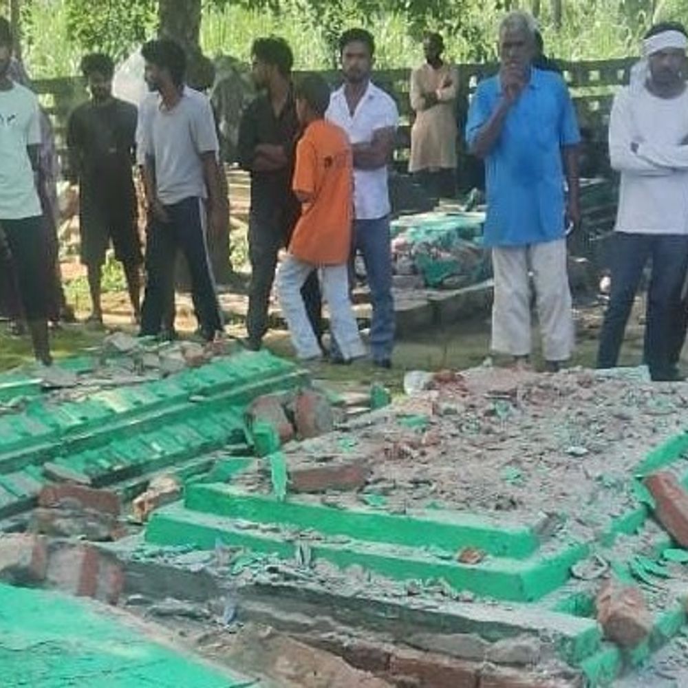 मेरठ में मजार तोड़ने पर हंगामा:फलावदा के जोगियान कब्रिस्तान में तोड़ी गई, वीडियो वायरल