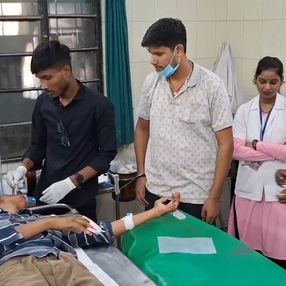 पिकअप की ठोकर से बाइक सवार जख्मी:दुकान से खाना खाने जा रहे थे घर, समस्तीपुर-दरभंगा मुख्य पथ पर एक्सीडेंट