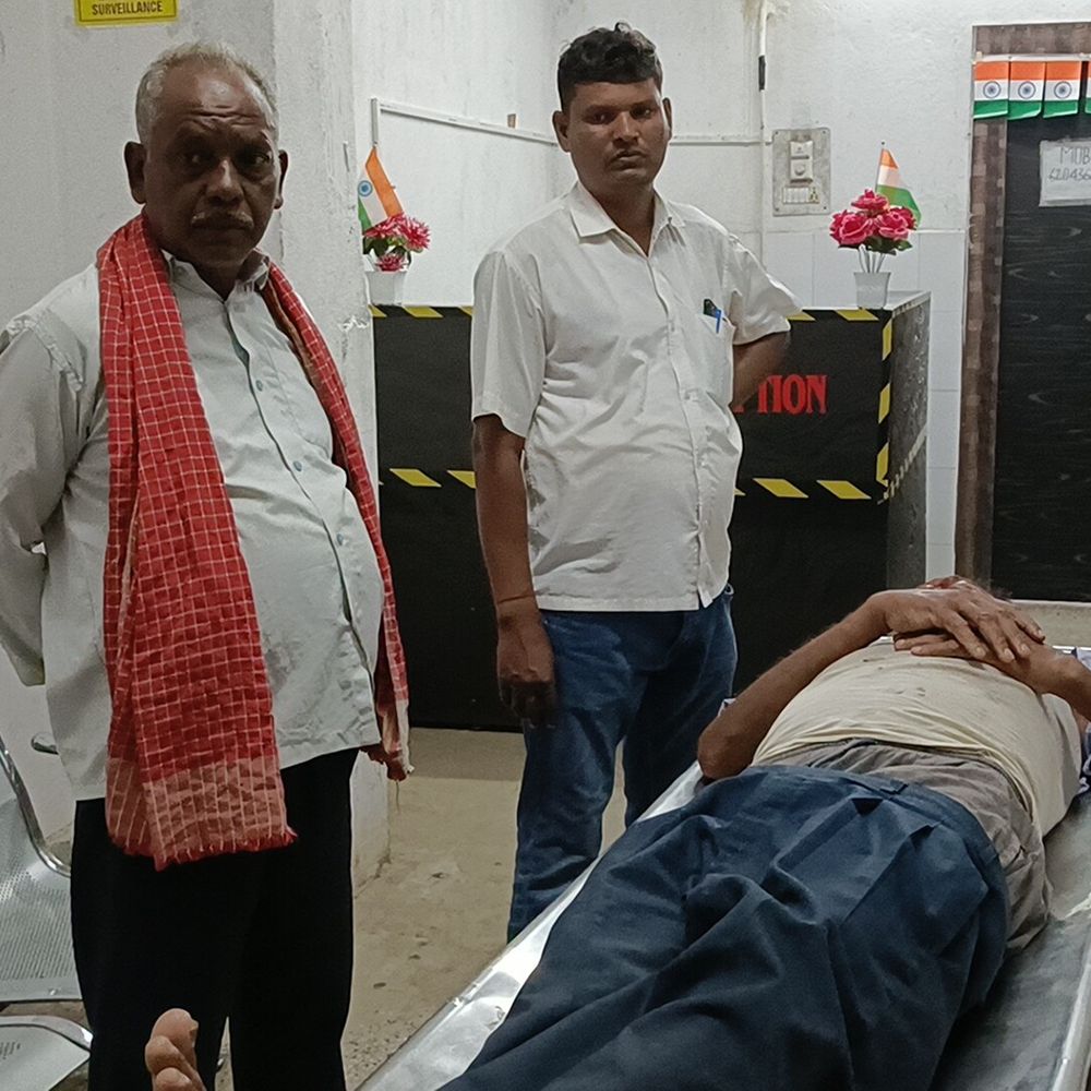अंधेरे में सड़क किनारे खड़े ट्रक से टकराई बाइक:जमुई में पिता घायल, पीछे बैठा बेटी सुरक्षित