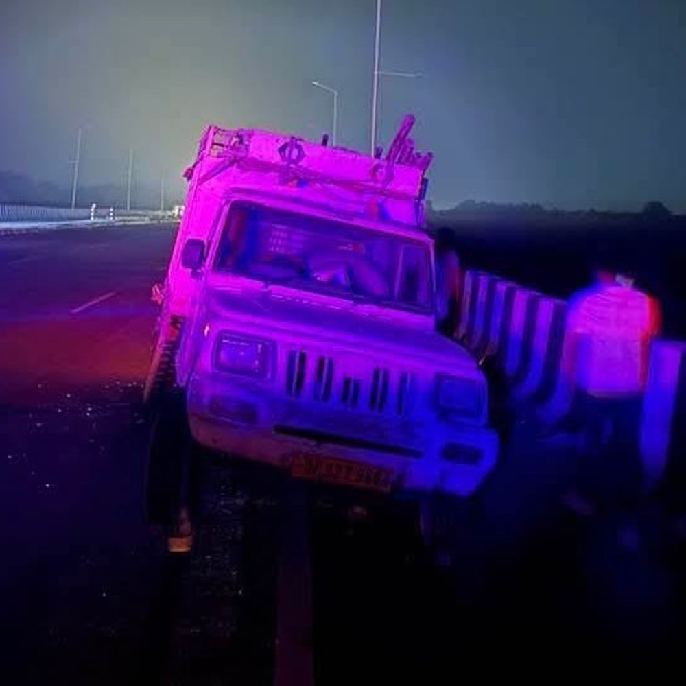 लखनऊ में सड़क हादसा:पिकअप से टकराई बाइक, सिक्योरिटी गार्ड की मौत