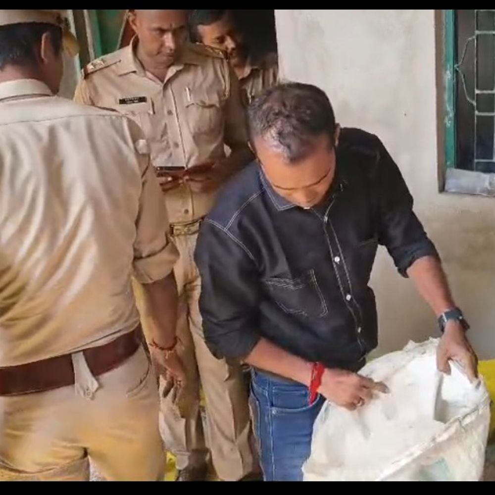 दीवाली से पहले छिबरामऊ में अवैध पटाखा फैक्ट्री पर छापेमारी:लाखों के पटाखे और बारूद बरामद, संचालक- कर्मचारी फरार