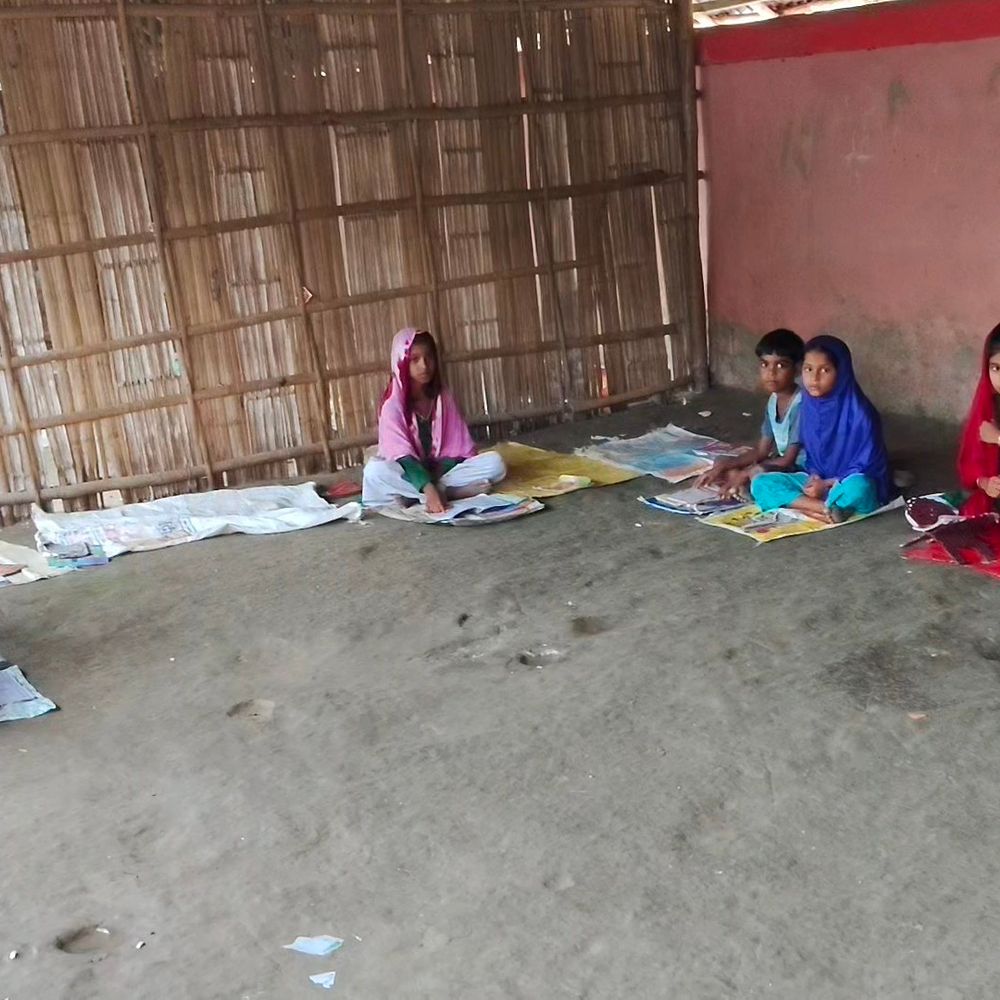 100 से ज्यादा बच्चे झोपड़ी में बैठकर पढ़ने को मजबूर:कटिहार में सरकारी मान्यता प्राप्त मदरसा का हाल, टीचरों को भी नहीं मिली कुर्सी-टेबल