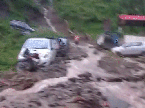 बिलासपुर में बादल फटने से तबाही:10 गाड़ियां मलबे में दबी; धर्मपुर में लैंडस्लाइड से 8 घरों को खतरा, खाली कराए गए