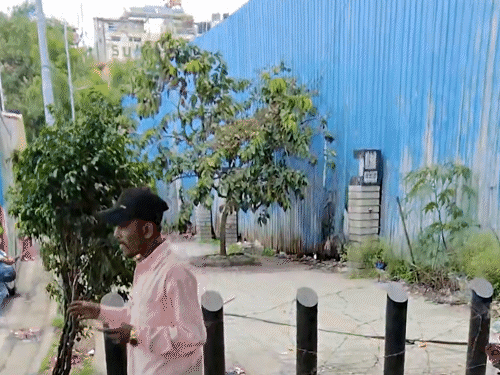 कैनेडियन नागरिक ने बेंगलुरु के फुटपाथों पर गंदगी दिखाई:लिखा- लोग इसे बाथरूम की तरह यूज कर रहे; अथॉरिटी ने 24 घंटे में सफाई करवाई