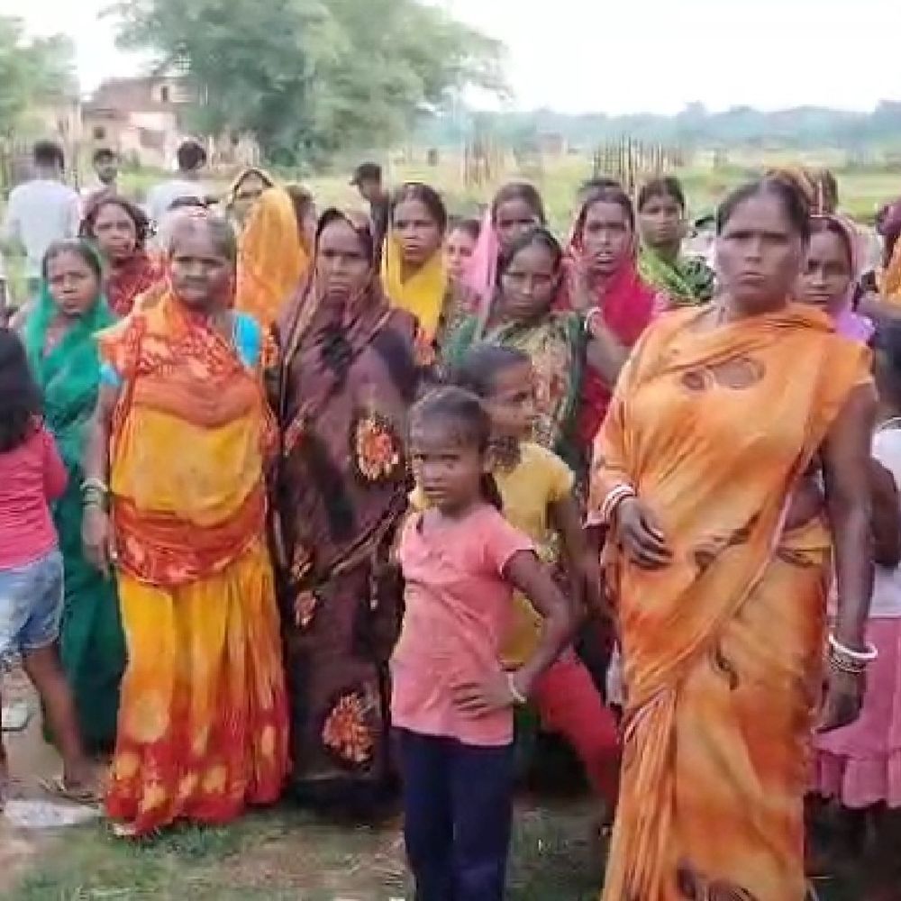 देवघर के चित्तौलोडीहा गांव में शराबबंदी की मांग:  सैकड़ों ग्रामीणों ने किया प्रदर्शन, कहा- 35 स्थानों पर अवैध शराब का निर्माण हो रहा – Deoghar News