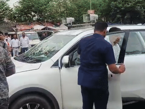 ‌‌BJP ऑफिस के बाहर बर्खास्त संविदा कर्मचारियों का प्रदर्शन:बवाल के बाद नड्‌डा की बैठक की लोकेशन बदली, अब स्टेट गेस्ट हाउस में होगा चुनाव पर मंथन