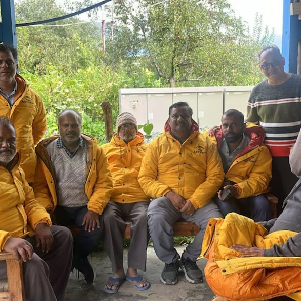 नेपाल से अयोध्या पहुंचे तीन श्रद्धालु:छह लोग अभी भी सिमीकोट में फंसे, परिजन है चिंतित