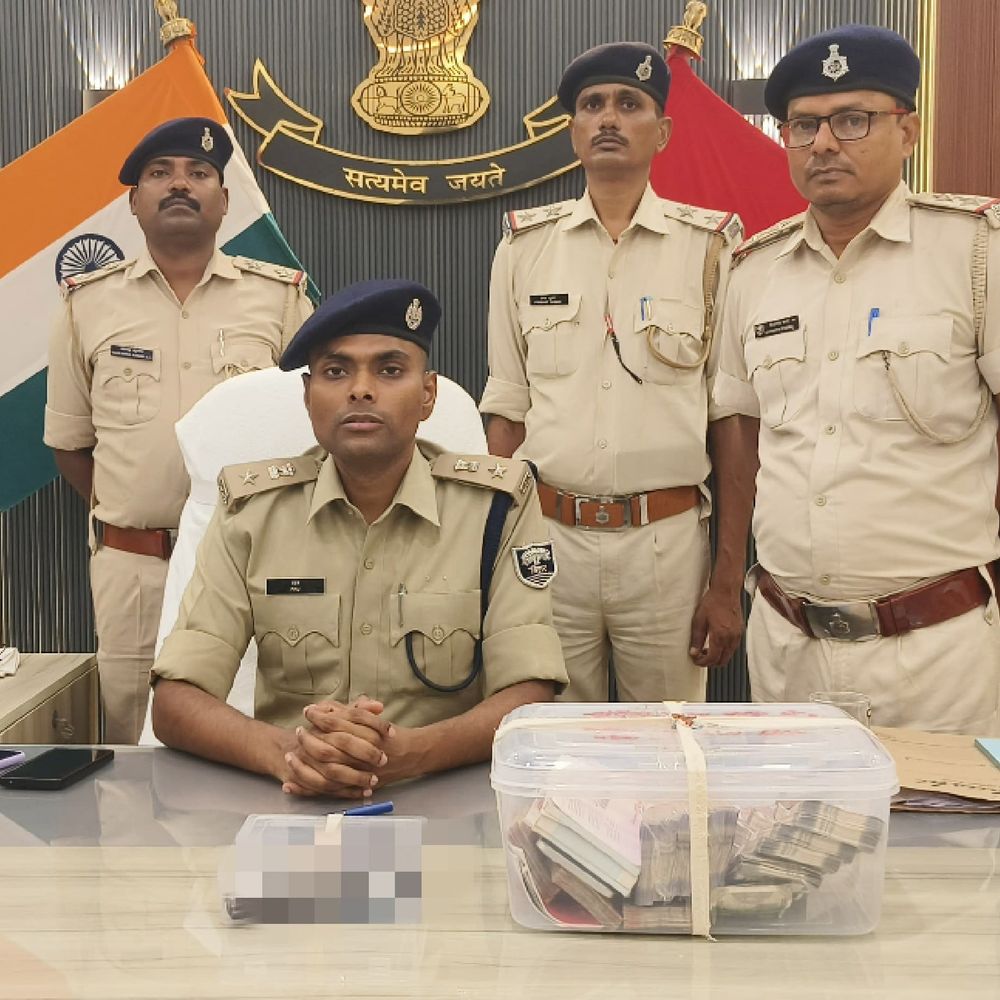 भोजपुर में लूटकांड मामले में दो अपराधी गिरफ्तार:सीएसपी संचालक के भाई से 4.75 लाख की लूट हुई थी; कैश, हथियार और बाइक बरामद