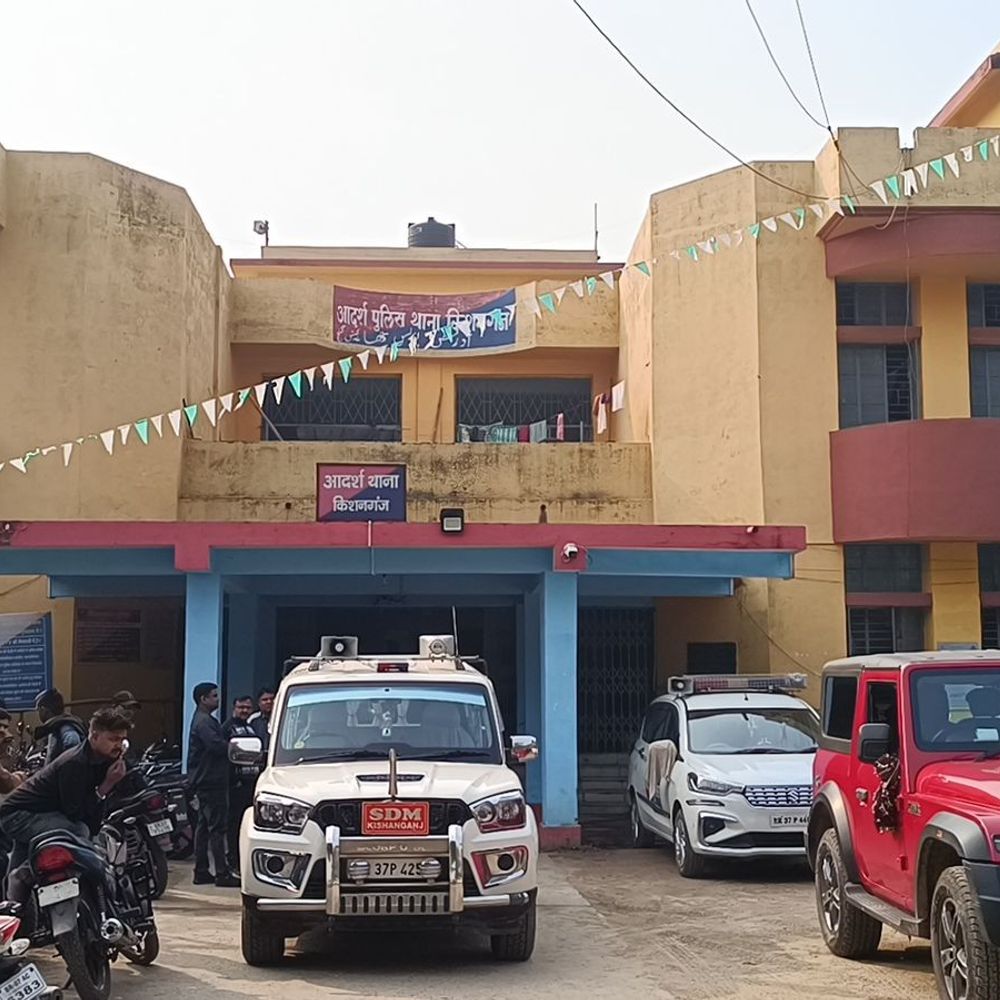 किशनगंज के अजमत कॉलेज में हुई चोरी:ग्रामीणों ने एक चोर को पकड़ा, दो भागे; 4 पंखे ले गए साथ