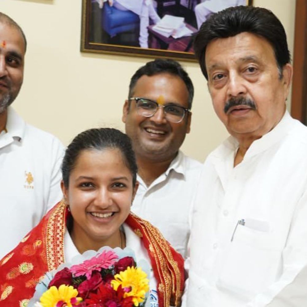 गुरुग्राम की काम्या ने 81 KM स्विमिंग में जीता सिल्वर:12 घंटे में पूरी की रेस, वर्ल्ड चैम्पियनशिप में दूसरा स्थान, मंत्री ने दी बधाई