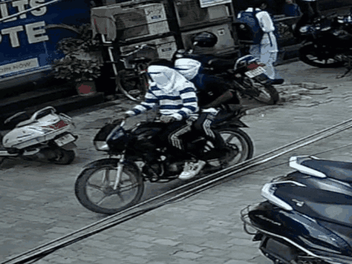 बाइक के इंजन-चैसिस से सुराग ढूंढ रही पुलिस:  कुरुक्षेत्र सेंटर पर फायरिंग का मामला; शूटर्स का सुराग नहीं, मोटरसाइकिल के पास कपड़े भी मिले – Kurukshetra News