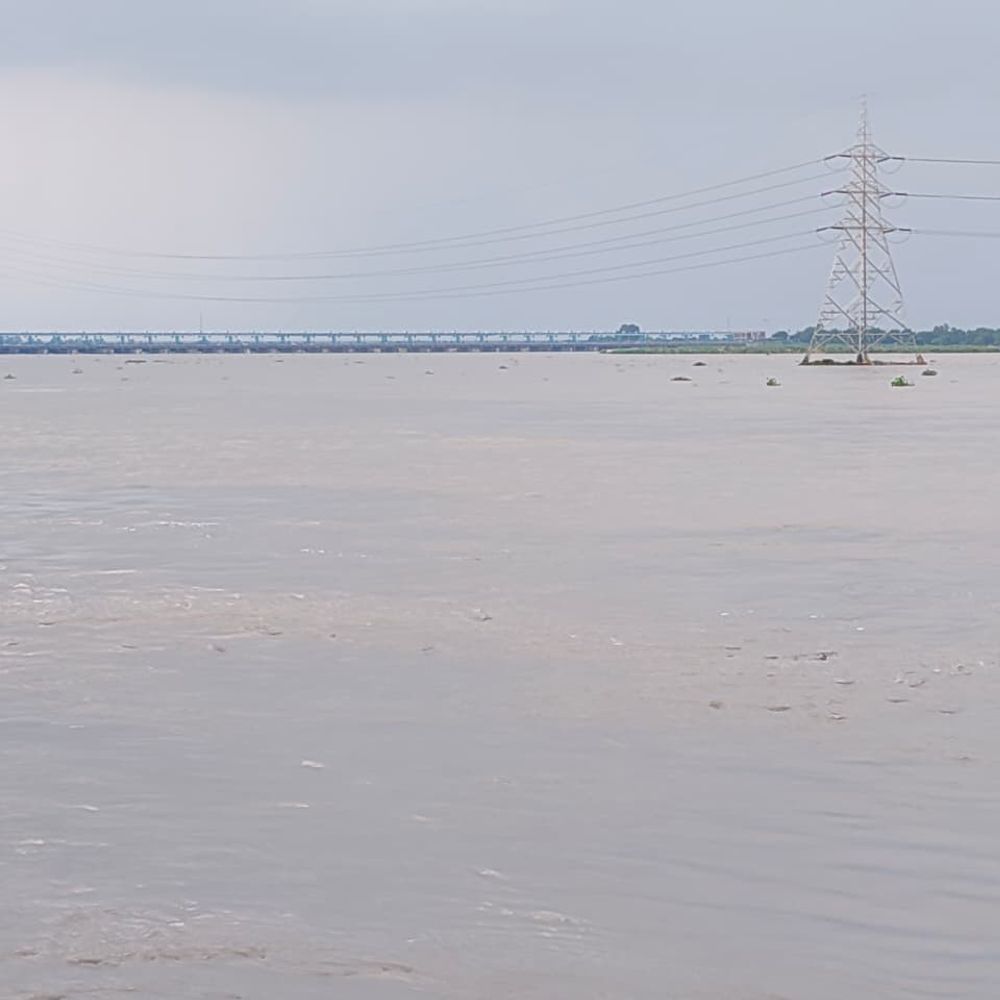 गंगा का जलस्तर 24 घंटे में 45 सेमी घटा:रविवार को बैराज पर 114.10 मीटर दर्ज किया गया, घर लौटने लगे लोग