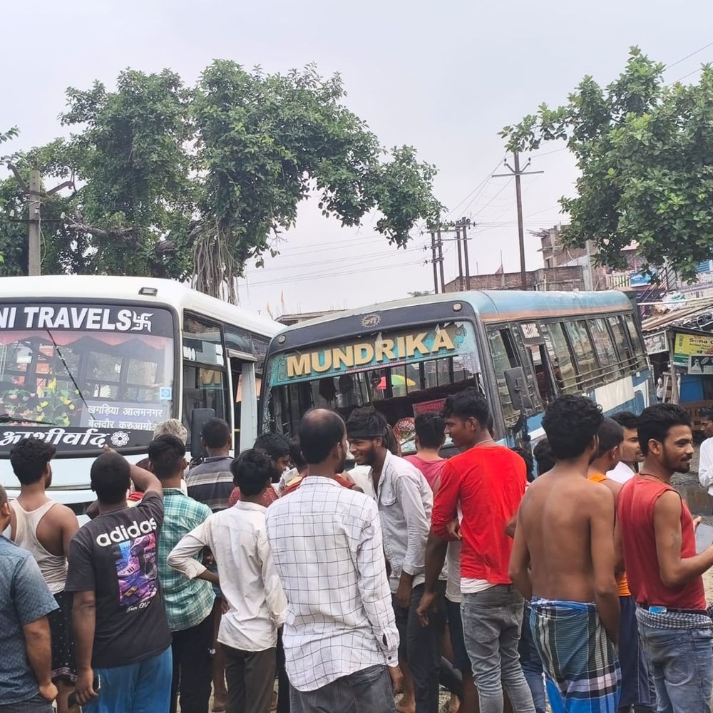 बस टाइमिंग को लेकर दो चालकों में विवाद:खगड़िया में चालकों ने की मारपीट, बस में तोड़फोड़