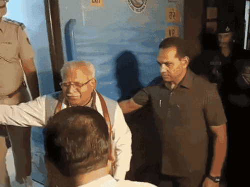 भारत-पाक मैच, हरियाणा में कांग्रेसियों का प्रदर्शन:केंद्रीय मंत्री खट्‌टर बोले- खेल को दुश्मनी से न जोड़ें; सुरजेवाला बोले- खून-क्रिकेट साथ नहीं चल सकता