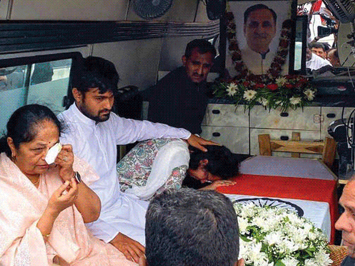 रूपाणी की अंतिम यात्रा का खर्च भाजपा ने नहीं दिया:व्यापारियों को पूर्व सीएम के घर भेजा, अहमदाबाद प्लेन क्रैश में जान गई थी