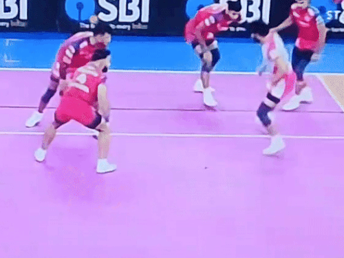 प्रो कबड्डी में छाया झज्जर का नीतिन धनखड़:अब तक 5 सुपर-10 रेड लगाई; पिता की शहादत के बाद मां ने बनाया खिलाड़ी