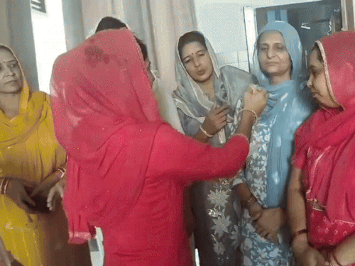 वर्ल्ड बॉक्सिंग में भिवानी की जैस्मिन ने जीता गोल्ड:नूपुर और पूजा के मेडल जीतने पर परिजनों मिठाई बांटकर मनाई खुशी