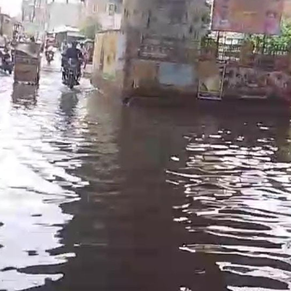 खगड़िया में बारिश का कहर:मुख्य सड़क पर जलभराव, लोगों को आने-जाने में परेशानी