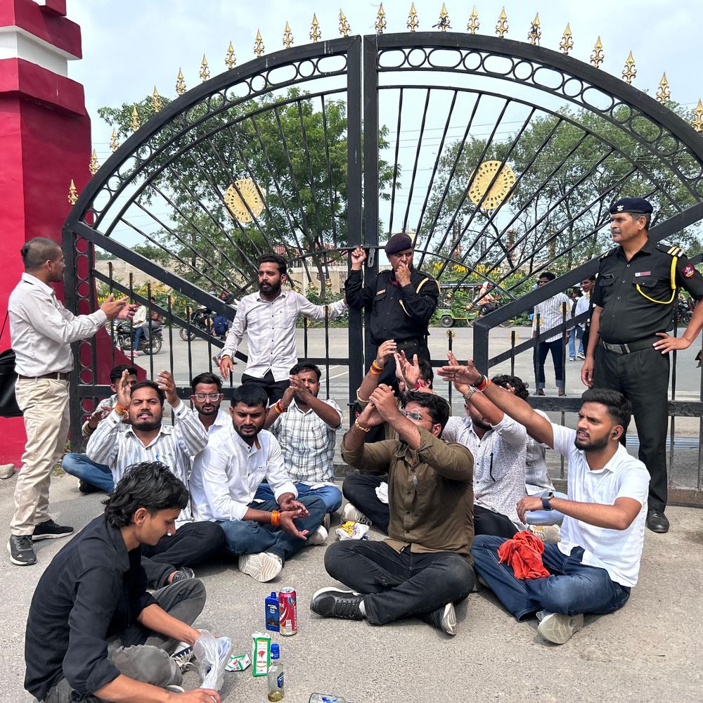 पूर्वांचल यूनिवर्सिटी के मंदिर में मिली शराब की बोतलें:छात्रों ने किया प्रदर्शन, चीफ प्रॉक्टर ने मिलने से किया मना